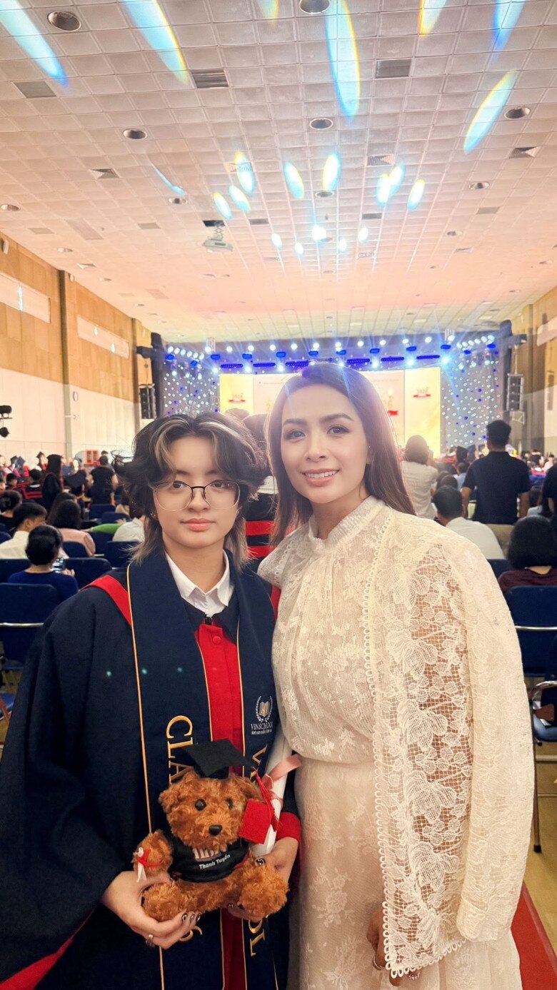 Bông có 12 năm học tập xuất sắc.