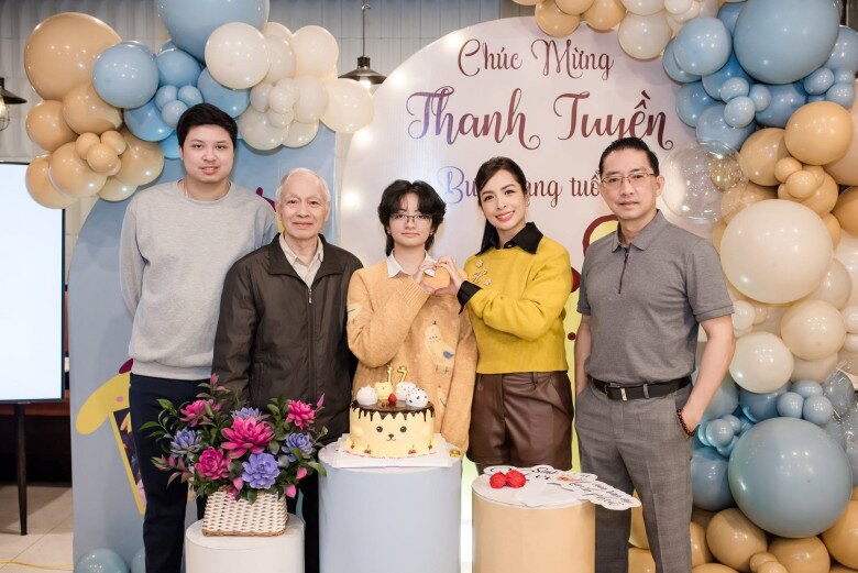 Thúy Hằng tiết lộ con gái học giỏi vì có gen của nhà nội.