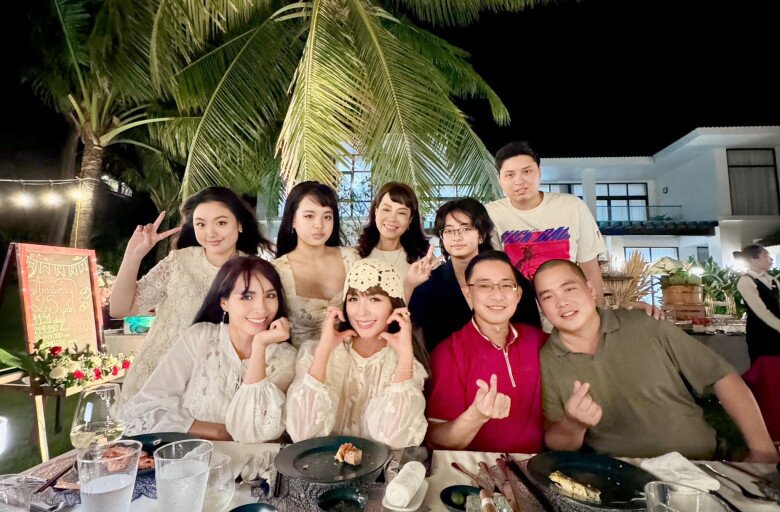 Gia đình Thúy Hằng - Thúy Hạnh rất gần gũi, thường xuyên tụ họp.