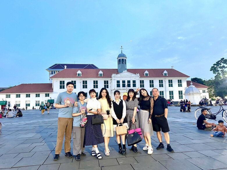 Mọi người đều đam mê du lịch, thường có những chuyến khám phá cảnh đẹp ở nước ngoài.