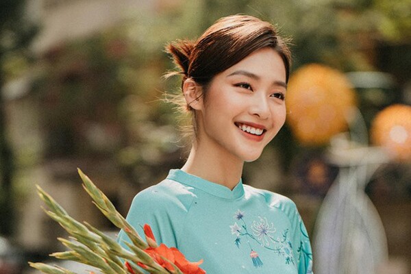 Khả Ngân gây ấn tượng với nụ cười rạng rỡ, ngọt ngào.