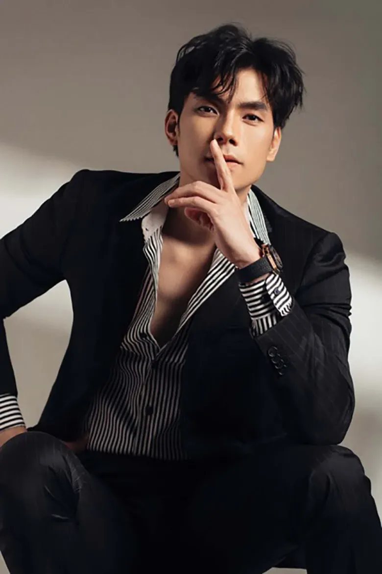 Nhan Phúc Vinh sở hữu ngoại hình điển trai, nam tính.