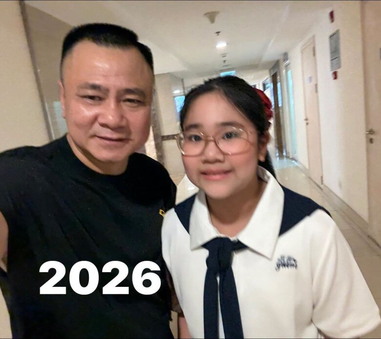 Tự Long thường dành thời gian để đưa con gái đi học.