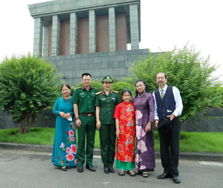 Gia đình NSND Tự Long đều hoạt động trong môi trường nghệ thuật.