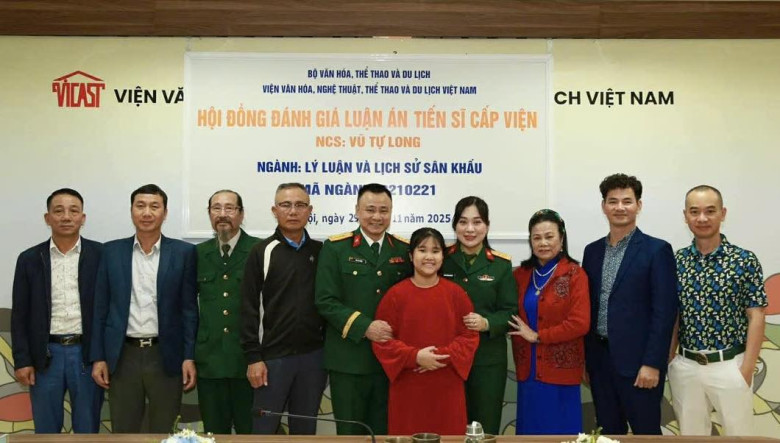 NSND Tự Long cùng bạn bè, gia đình trong ngày bảo vệ luận án Tiến sĩ.