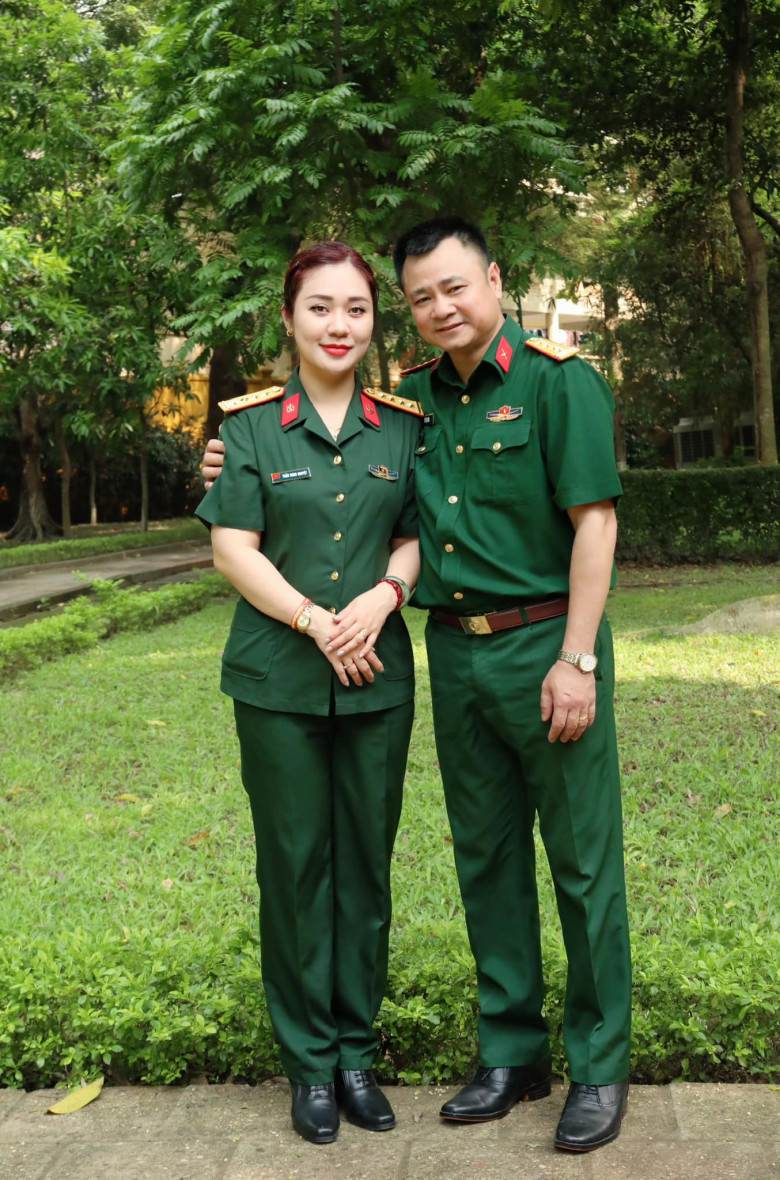 2 vợ chồng NSND Tự Long đều mặc áo lính.