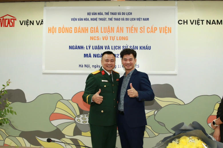 NSND Xuân Bắc chúc mừng NSND Tự Long trở thành Tiến sĩ.