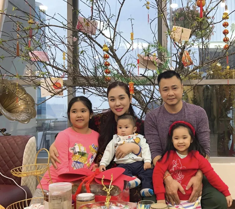 NSND Tự Long có cuộc sống viên mãn bên bà xã làm giảng viên.