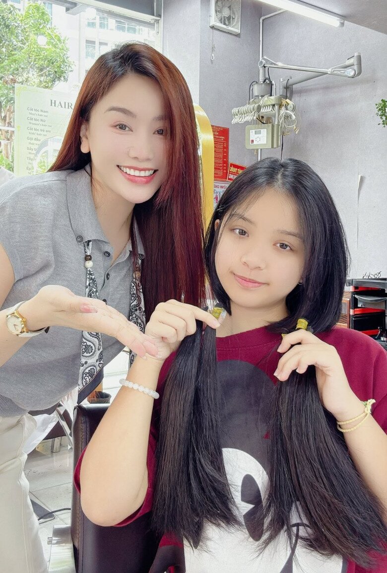 Nữ MC luôn dành thời gian để đồng hành cùng ái nữ.