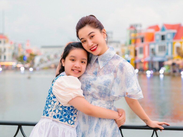 Ngay từ nhỏ, Thỏ đã cùng mẹ đi du lịch nhiều nước, được tham gia trại hè.