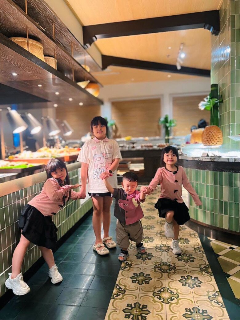4 con của Vân Trang rất tình cảm, yêu thương nhau.