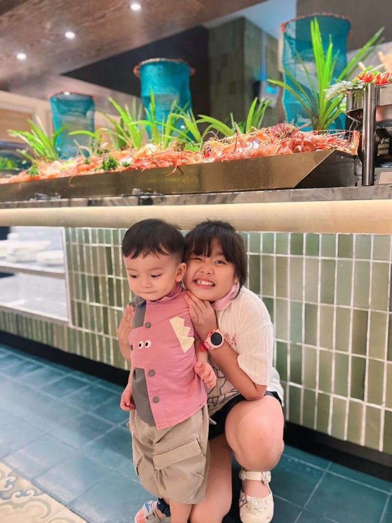 Chị cả Queenie thường giúp mẹ chăm sóc các em.