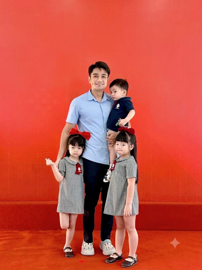 3 con của anh cùng học một trường mẫu giáo.