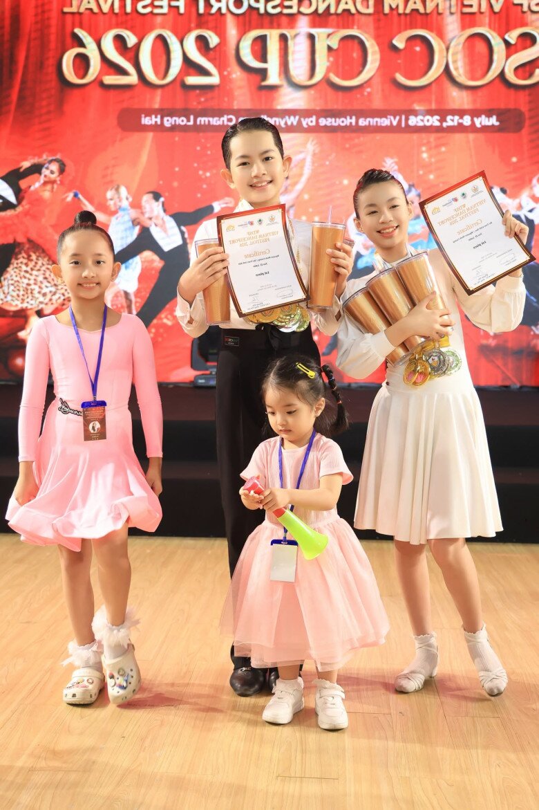 Kubi và bạn nhảy May đạt nhiều thành tích ấn tượng.