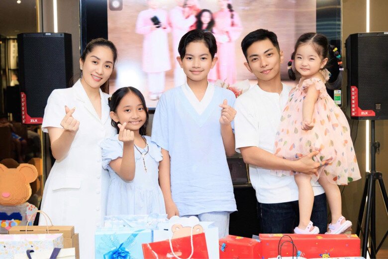 Khánh Thi - Phan Hiển có cuộc sống hạnh phúc bên 3 con.