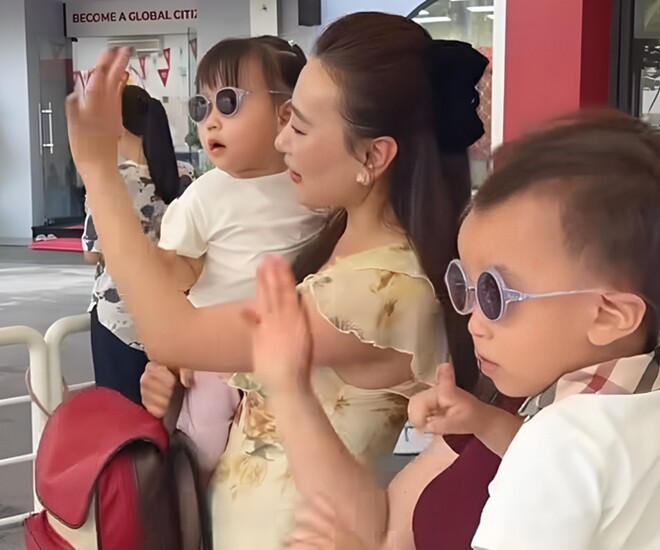 Phương Oanh đến trường đón cặp sinh đôi tan học.