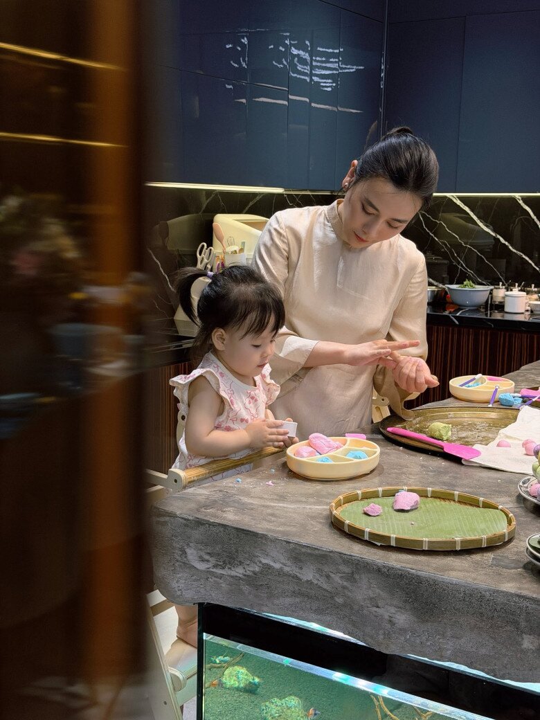 Bé Jenny tính cách hiếu động, hay vào bếp cùng mẹ.