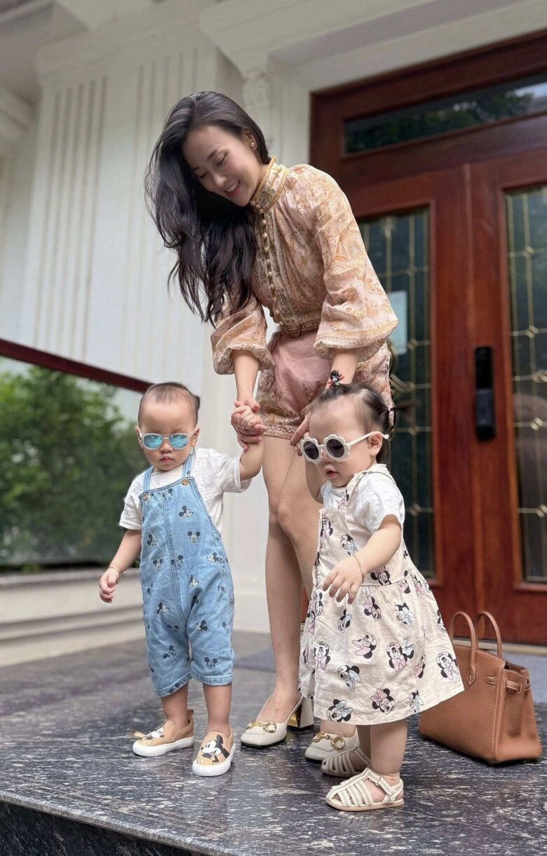 Phương Oanh bận rộn chăm 2 nhóc tì, luôn tự tay nấu ăn, đưa đón con đi học.