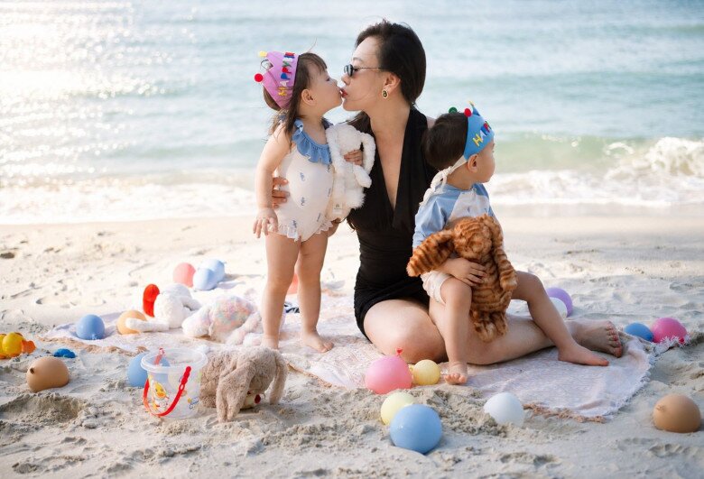 Phương Oanh mừng sinh nhật của 2 con ở bãi biển.