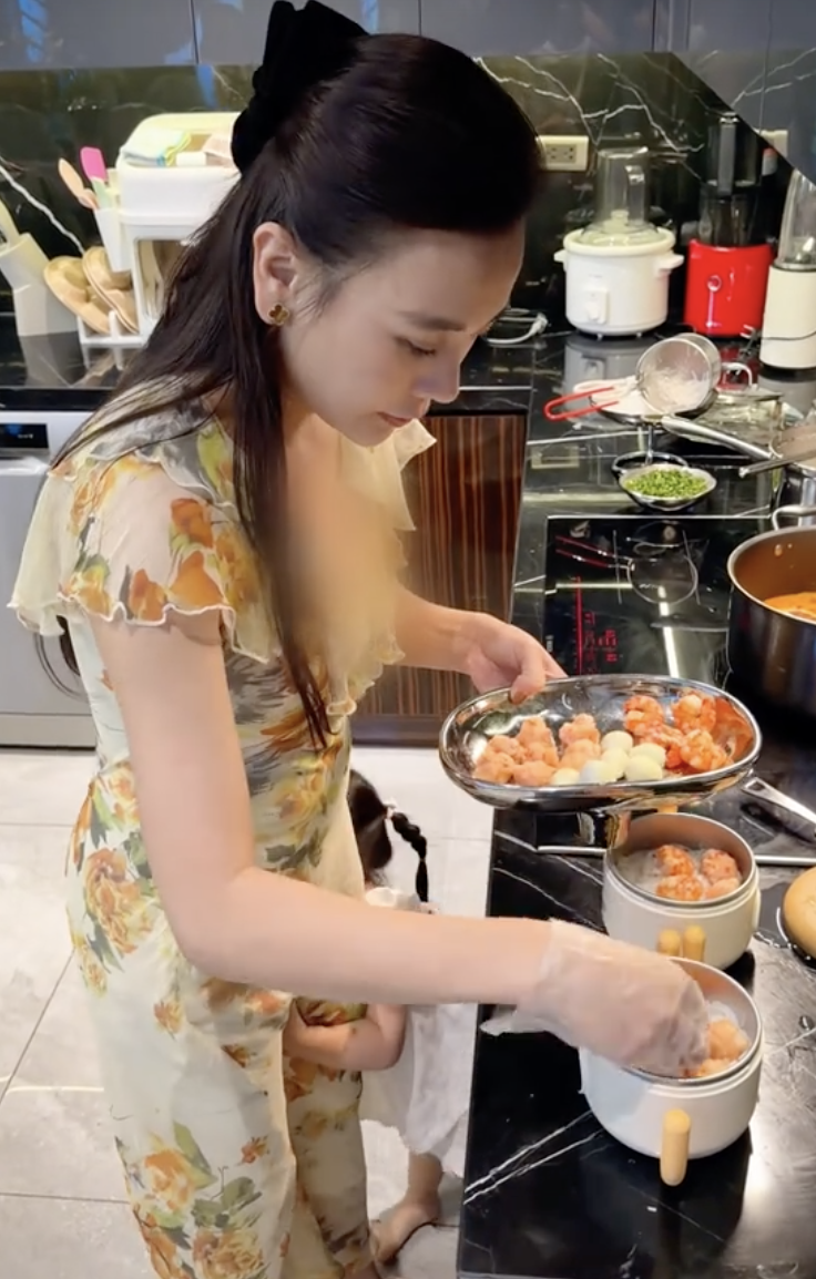 Phương Oanh bận rộn vào bếp nấu ăn cho các con.