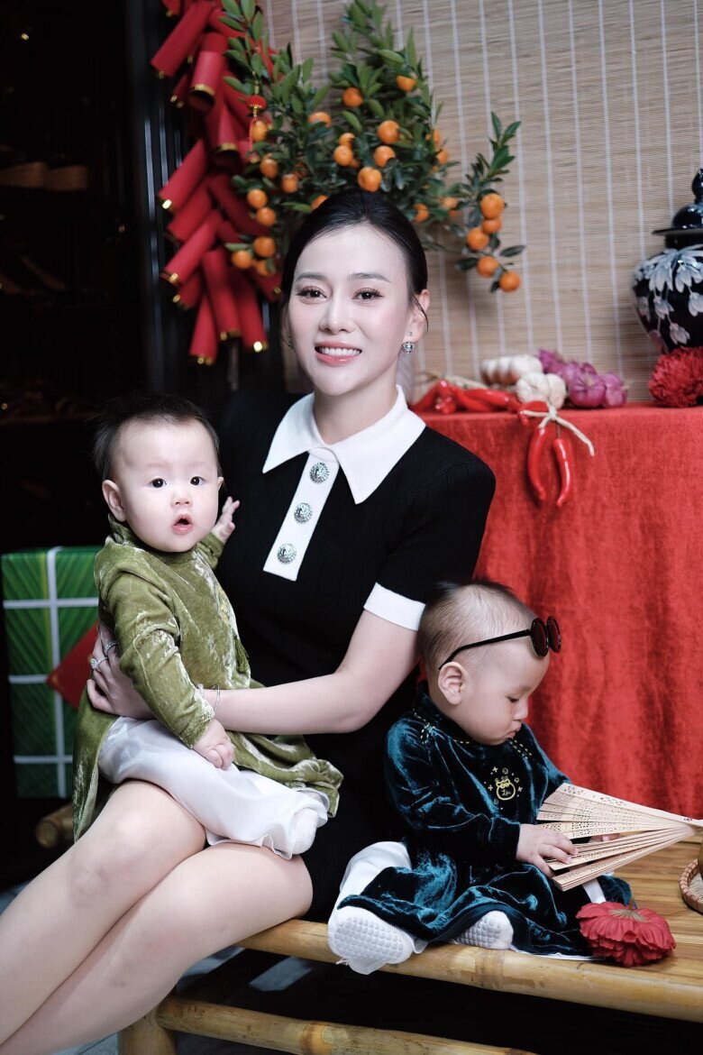 Phương Oanh bên cặp song sinh long phụng.