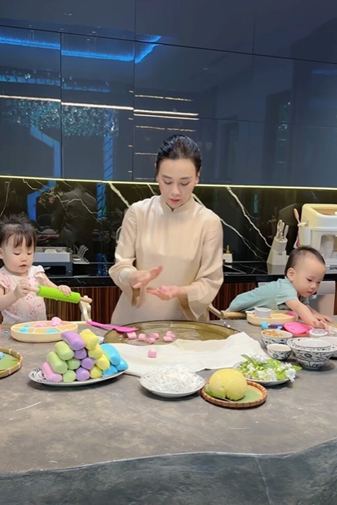 Phương Oanh và 2 con vào bếp.