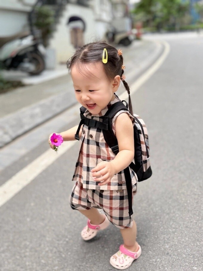 Bé Jenny có tính cách tươi vui, năng động.
