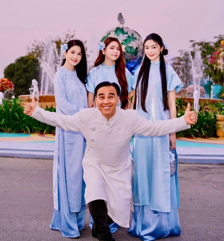 MC Quyền Linh và bà xã Dạ Thảo tự hào vì 2 con gái xinh đẹp, ngoan ngoãn.