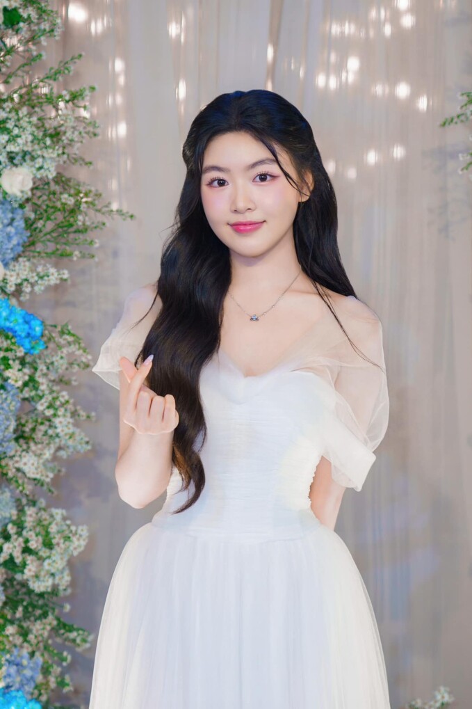 Con gái đầu lòng của nam MC nổi tiếng với nhan sắc như nàng thơ.