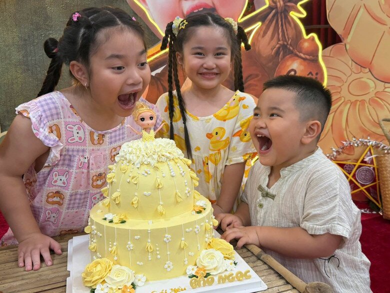 Sao Việt 24h: MC Hoàng Oanh khoe bạn trai Lê Giang Patrik với Đoan Trang; Diệp Lâm Anh khoe ảnh tình trẻ bế 2 con - 8