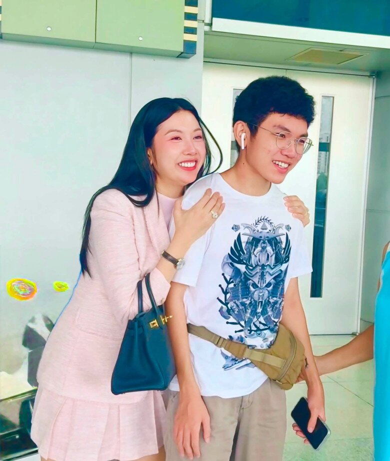 Sao Việt 24h: Chồng trẻ Lê Phương gọi vợ bằng 3 từ amp;#34;ngọt lịmamp;#34;; Bạch Lan Phương nhắn tin amp;#34;mắngamp;#34; Huỳnh Anh giữa đêm - 8