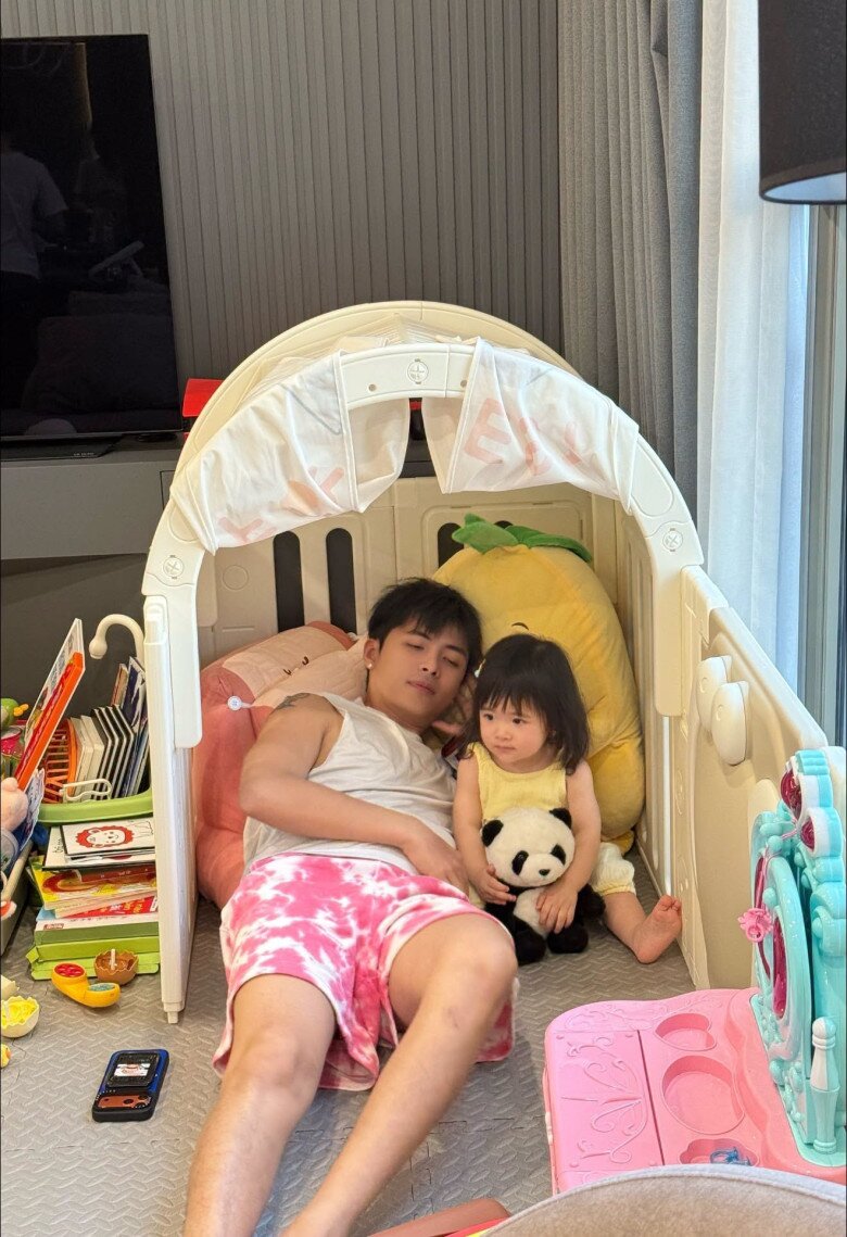 Sao Việt 24h: Chu Thanh Huyền ôm chầm mẹ chồng mừng Quang Hải kiến tạo; Quỳnh Lương có những ngày amp;#34;không làm chủ được cảm xúcamp;#34; - 6