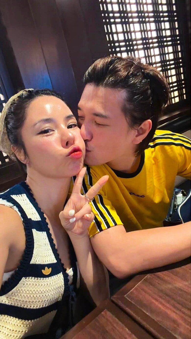 Sao Việt 24h: Con gái Ngô Thanh Vân hoá tomboy ở trời Tây; amp;#34;Nữ hoàng ảnh lịchamp;#34; khoe nhan sắc trẻ trung bên mẹ ruột 90 tuổi - 3