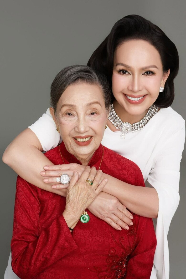 Sao Việt 24h: Con gái Ngô Thanh Vân hoá tomboy ở trời Tây; amp;#34;Nữ hoàng ảnh lịchamp;#34; khoe nhan sắc trẻ trung bên mẹ ruột 90 tuổi - 2