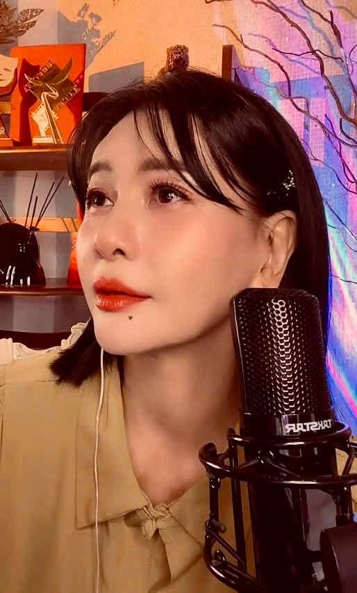 Sao Việt 24h: Con gái Phi Nhung nghẹn ngào tưởng nhớ sau 5 năm mẹ qua đời; Mạc Anh Thư amp;#34;công khai người yêuamp;#34; - 8