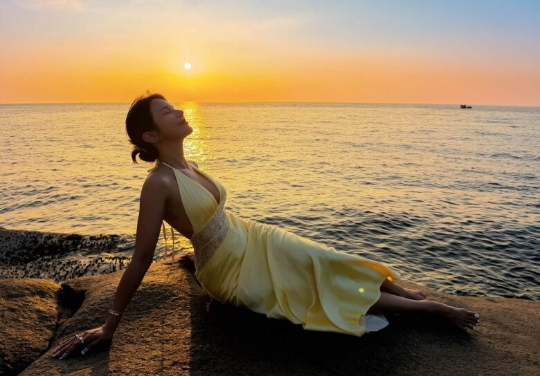 Sao Việt 24h: Con gái Phi Nhung nghẹn ngào tưởng nhớ sau 5 năm mẹ qua đời; Mạc Anh Thư amp;#34;công khai người yêuamp;#34; - 7