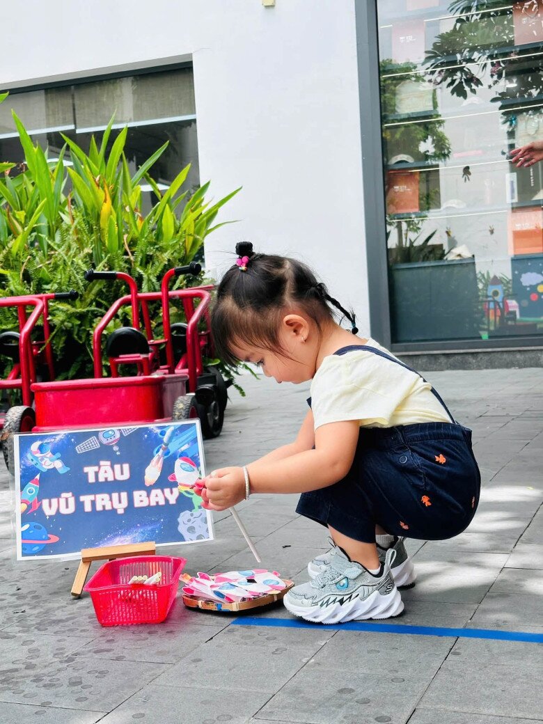 Sao Việt 24h: Con gái Phi Nhung nghẹn ngào tưởng nhớ sau 5 năm mẹ qua đời; Mạc Anh Thư amp;#34;công khai người yêuamp;#34; - 10