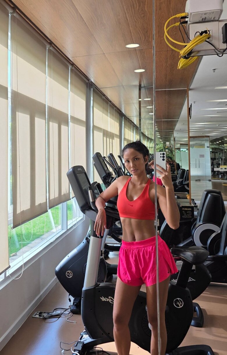 Sao Việt 24h: Leon nhà Hồ Ngọc Hà 6 tuổi đá bóng như amp;#34;siêu saoamp;#34;; Con gái Kha Ly cười rạng rỡ đón sinh nhật 2 tuổi - 4