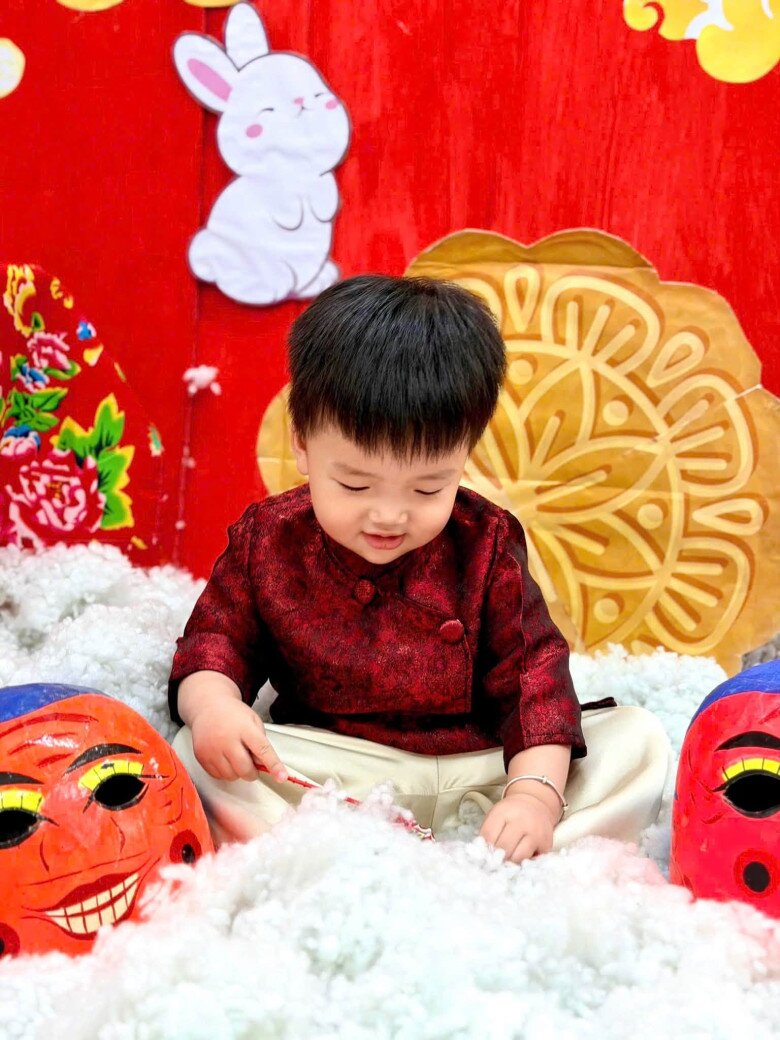 Sao Việt 24h: Con trai Mai Ngọc lúc cười, lúc mếu khi đón Trung thu; Vợ Chi Bảo dựng amp;#34;lâu đài hồngamp;#34; mừng ái nữ lên 2 - 5