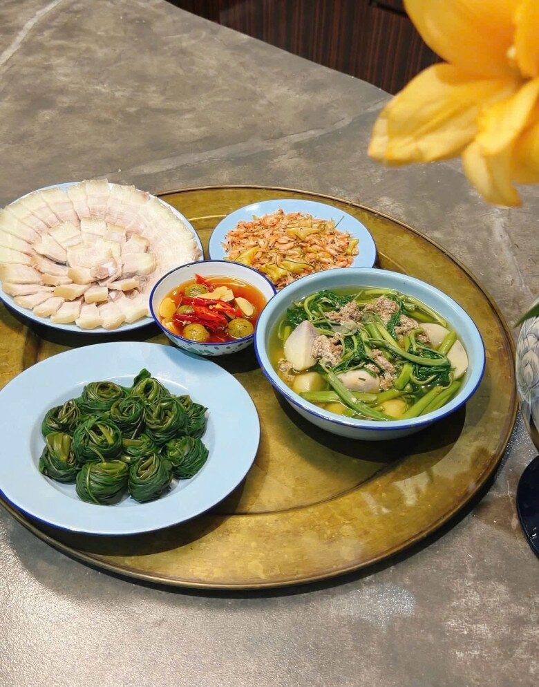 Sao Việt 24h: NSND Thanh Lam và cháu ngoại thi nhau thổi nến sinh nhật; Con gái Đặng Thu Thảo lớn phổng phao, cao tới vai bà - 6