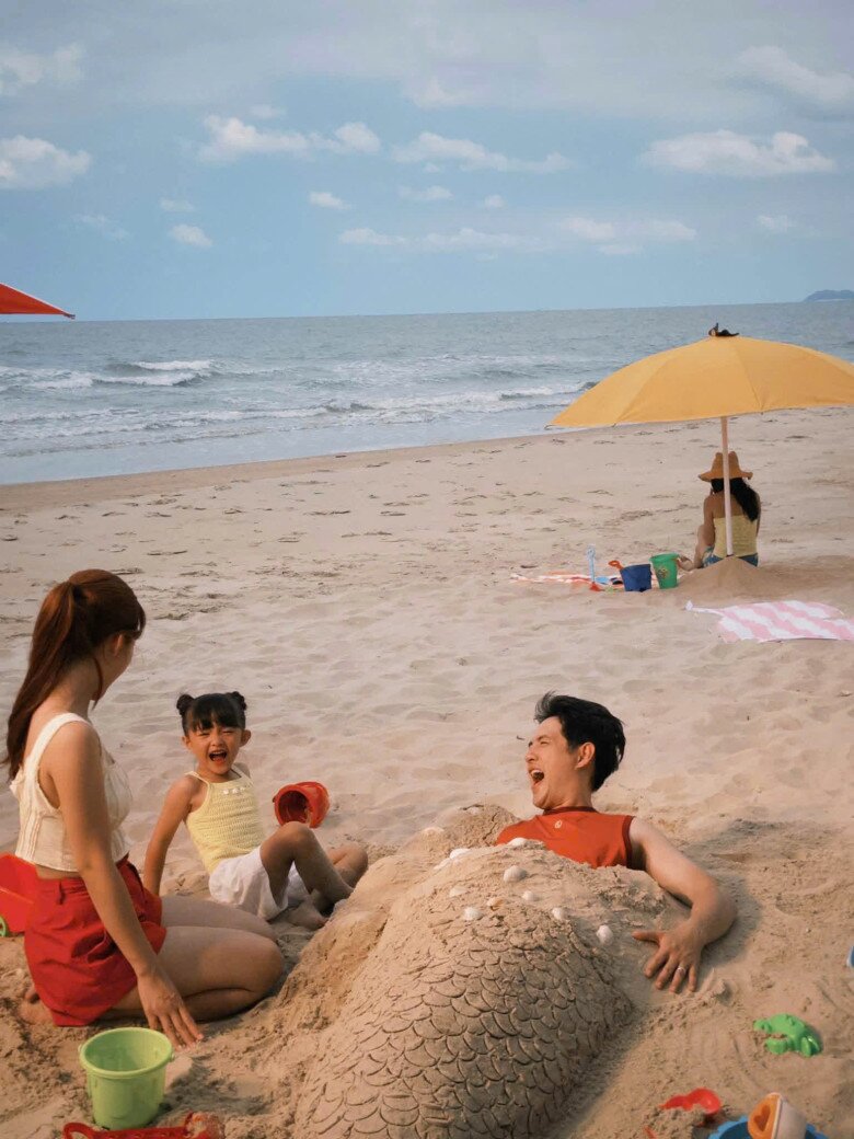 XEM VIDEO: Ông Cao Thắng cùng 2 con vui đùa trên bãi biển.