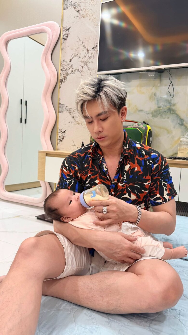 Sao Việt 24h: 2 con trai Kim Thư amp;#34;gây sốtamp;#34; khi đứng cạnh Lọ Lem - Hạt Dẻ; Thúy Diễm lộ sắc vóc trước khi amp;#34;nằm ổamp;#34; - 7