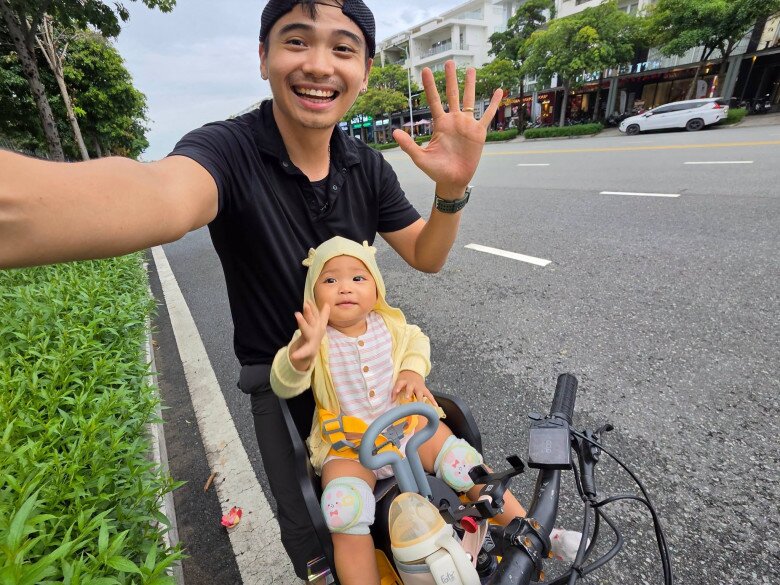 Sao Việt 24h: Hồ Ngọc Hà amp;#34;giận dỗiamp;#34; vì mẹ U70 chiếm hết lời khen; Hà Kiều Anh cùng 2 con trai chinh phục 294 bậc thang - 4