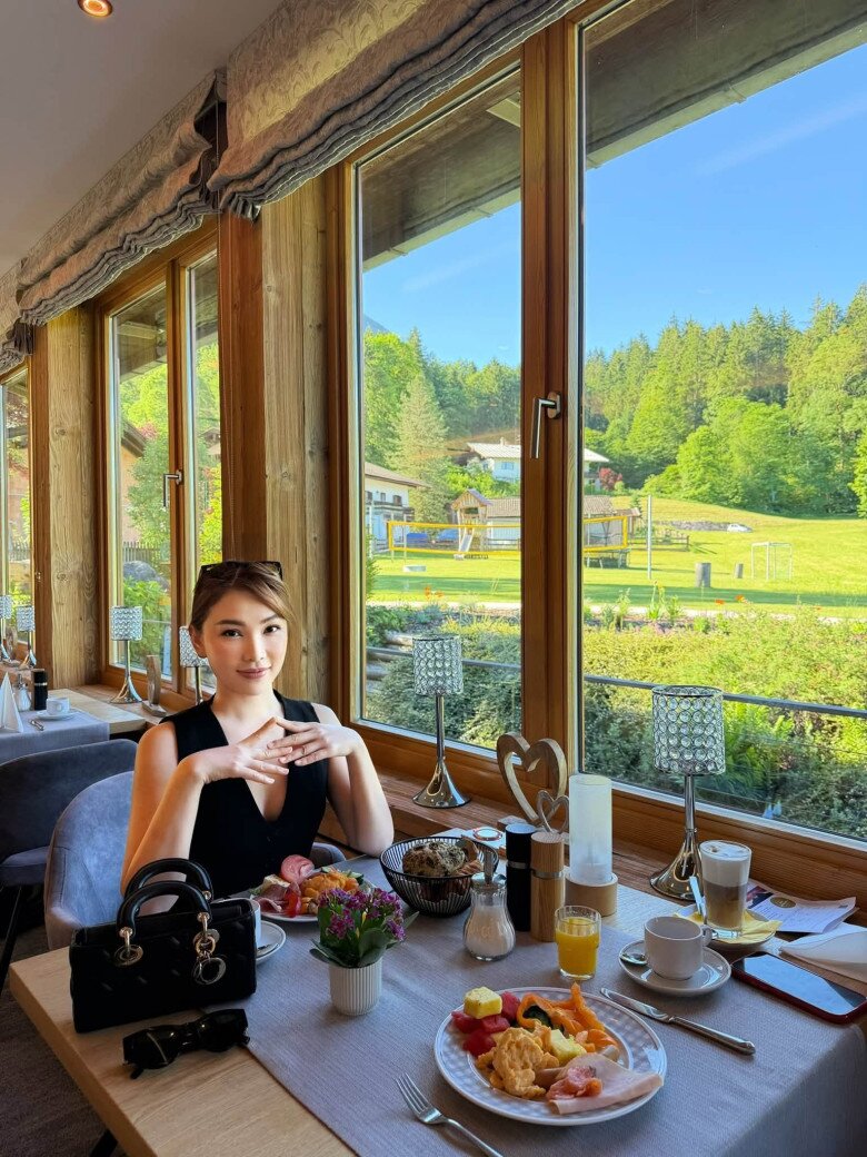 Sao Việt 24h: Hồ Quỳnh Hương tình tứ bên chồng doanh nhân; Con gái Ngô Thanh Vân chập chững những bước đi đầu tiên - 10