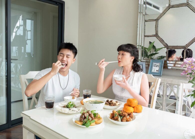 Sao Việt 24h: Jennifer Phạm đi bộ 52 km ở Tây Tạng; MC Thảo Vân khoe tin nhắn ấm áp của con trai - 4