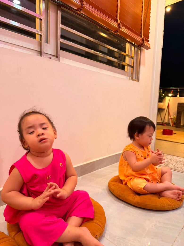 Sao Việt 24h: Mai Ngọc thích thú vì con trai biểu cảm thay đổi như thời tiết; Tiến Luật amp;#34;bó tayamp;#34; với 2 con gái song sinh - 3