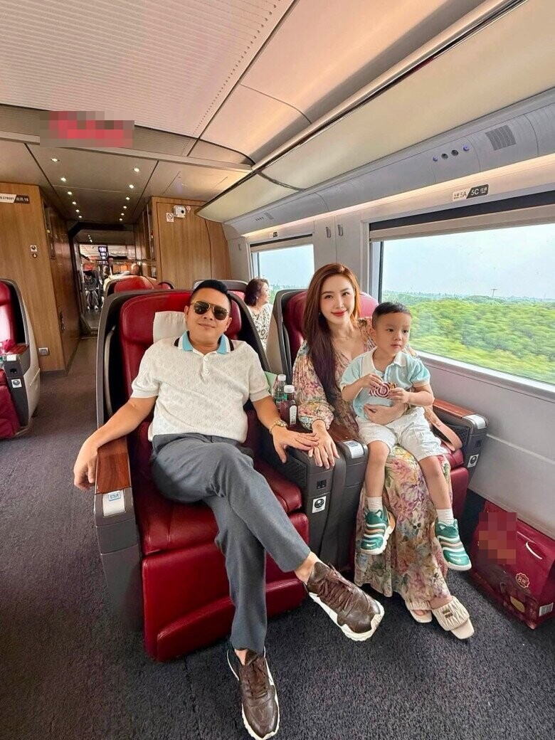 Sao Việt 24h: Quang Minh cầm chổi dọn biệt thự tặng vợ kém 37 tuổi; Lâm Khánh Chi bất ngờ vì con trai lớn quá nhanh - 10