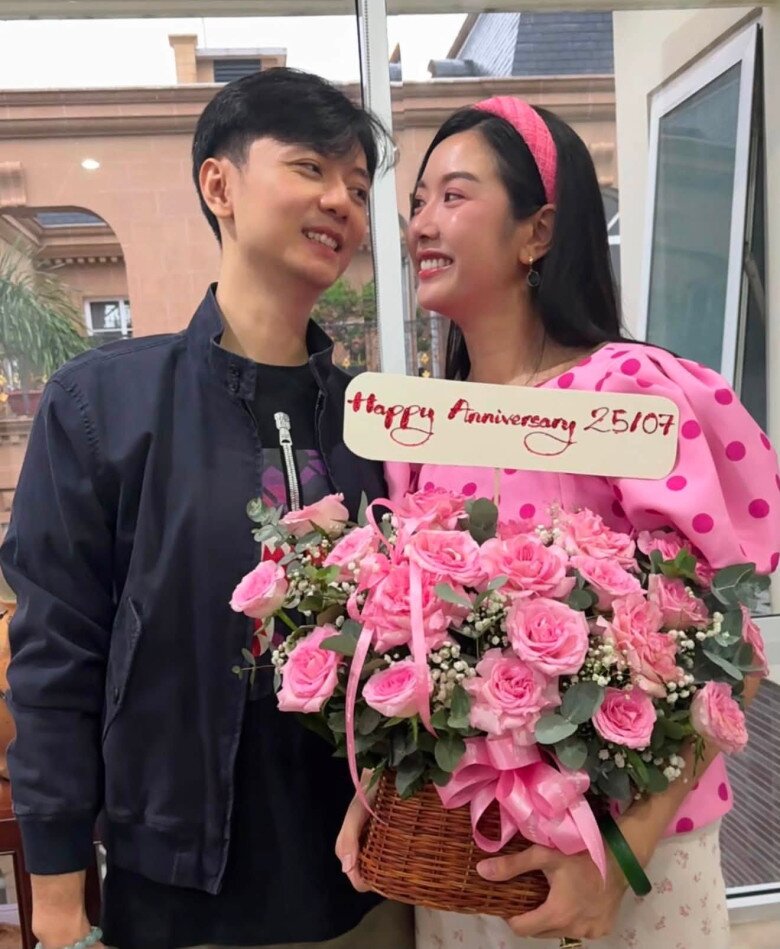 Sao Việt 24h: Quang Minh cầm chổi dọn biệt thự tặng vợ kém 37 tuổi; Lâm Khánh Chi bất ngờ vì con trai lớn quá nhanh - 9