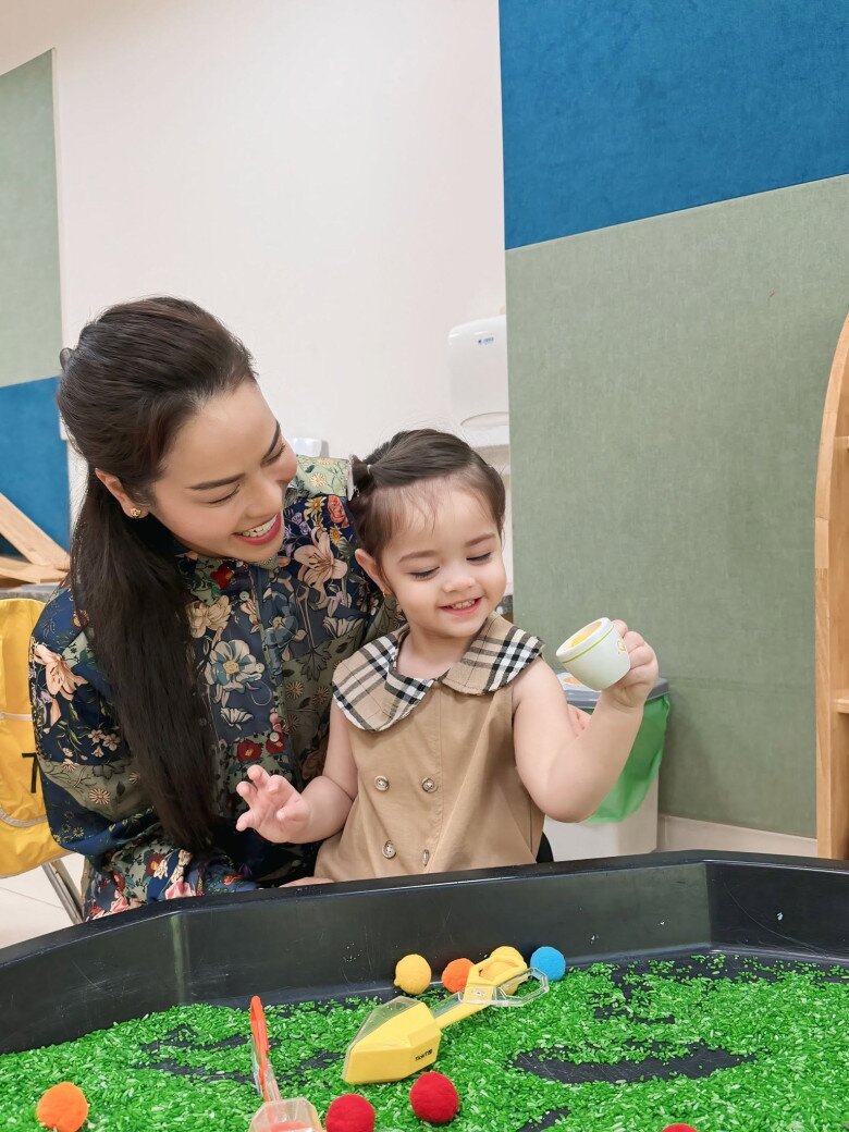 Sao Việt 24h: Quỳnh Nga gọi Việt Anh là amp;#34;anh yêuamp;#34;, tiết lộ điều đặc biệt về ngày sinh; Con trai Quang Minh ngày càng giống bố - 4