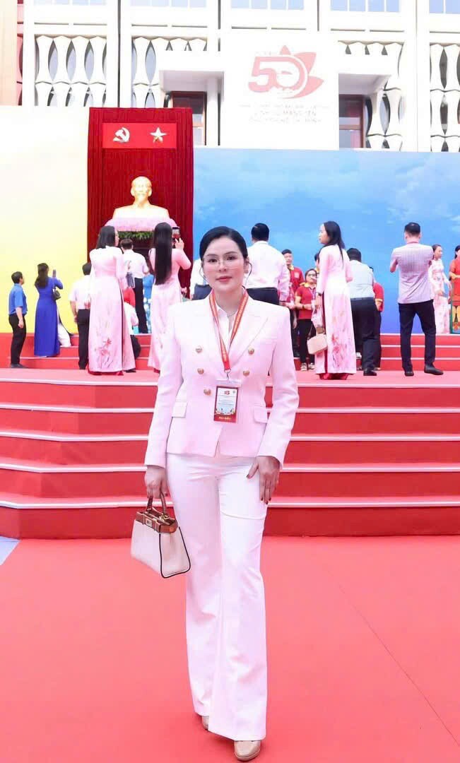 Sao Việt 24h: Siêu mẫu Hạ Vy mang bầu lần 4 ở tuổi 42; Mẹ ruột Hồ Ngọc Hà viết thơ về chồng lai Pháp - 9